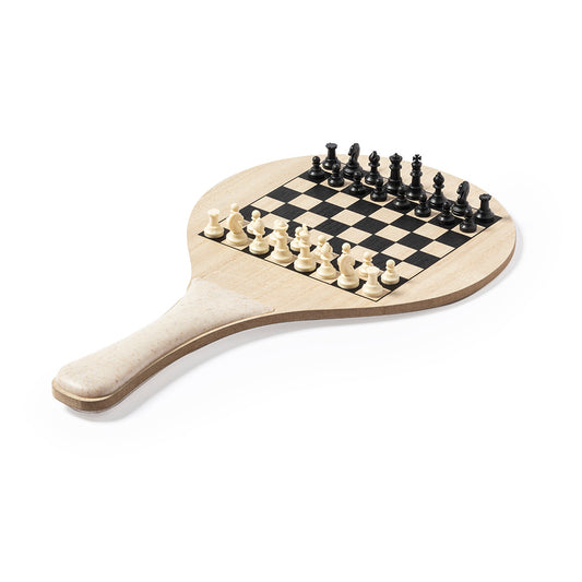 Pala de praia com jogos de xadrez e parchís